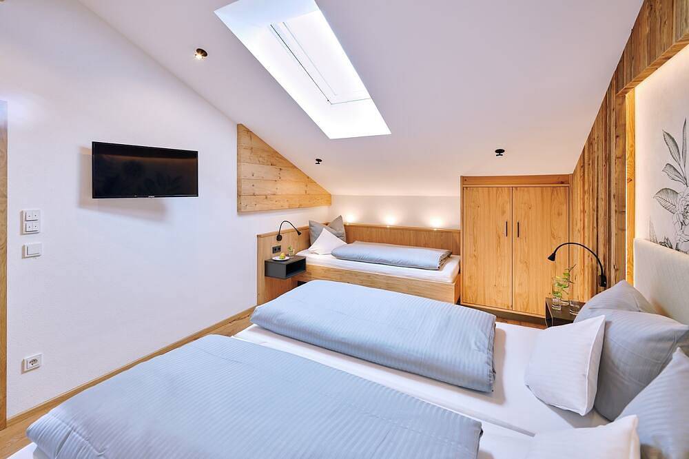 Ganze Wohnung, Ferienwohnung Badesteg, 1-5Pers., 2sep. Sz, Balkon mit Bergblick in Chieming, Chiemsee