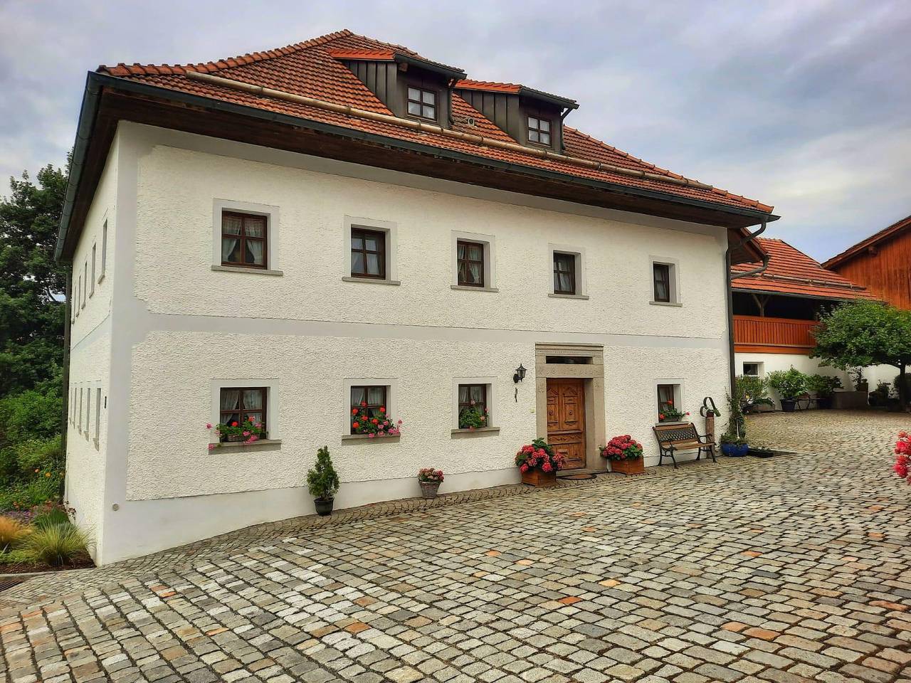 Ferienhof Aiginger - Ferienwohnung 1 (44qm) mit Freisitz (1 x Sz mit Doppelzimmer und 1 x Sz mit Etagenbett) in Grafenau, Ostbayern