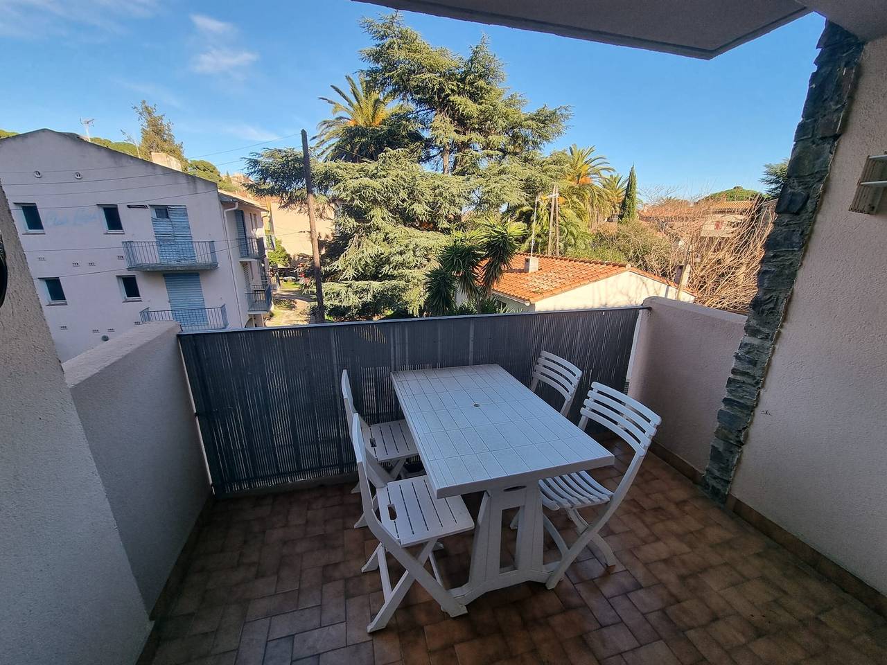 Entire apartment, Quiet T3 Apartment with Terrace and Equipped Kitchen, 300m from the Beach in Collioure in La Côte Vermeille, Collioure
