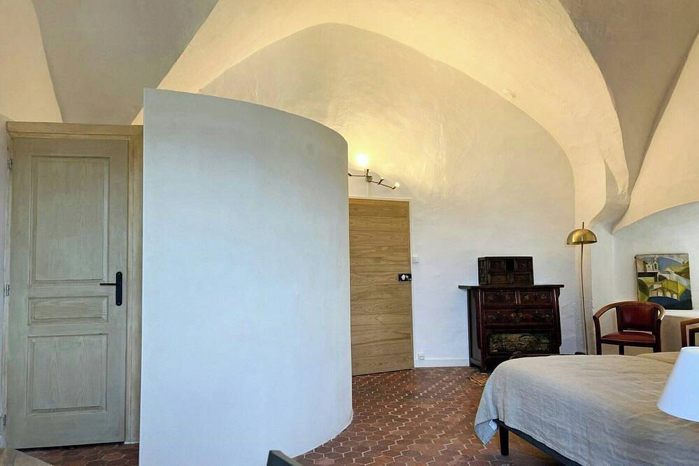 Künstlerburg und ihre romantischen Ruinen in Vénéjan, Nimes und Umgebung