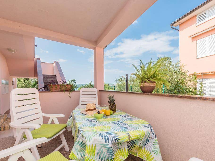 Ganze Ferienwohnung, Große Wohnung in Klimno mit Garten, Grill und Terrasse in Klimno, Krk