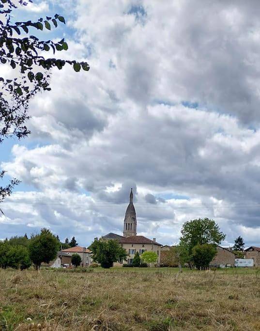 Pretty cottage near lakes, golf, restaurants, Angoulême area in Lésignac-Durand, Charente