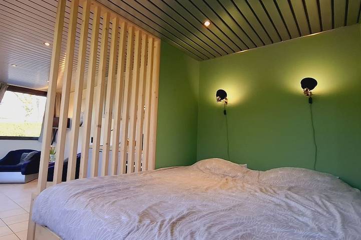 Ganze Wohnung, Loft-Hütte-Ensuite mit Dusche-Blick auf die Landschaft-Gîte Bulle d'Eau in Montleban, Gouvy