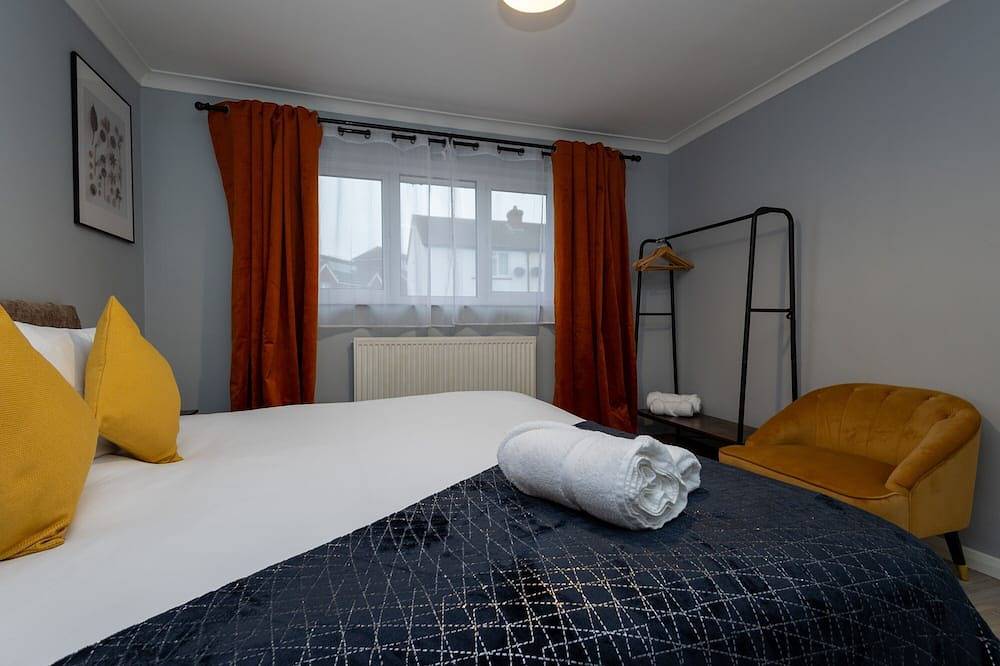 Cozy 2 bedroom with parking in Woking, Surrey