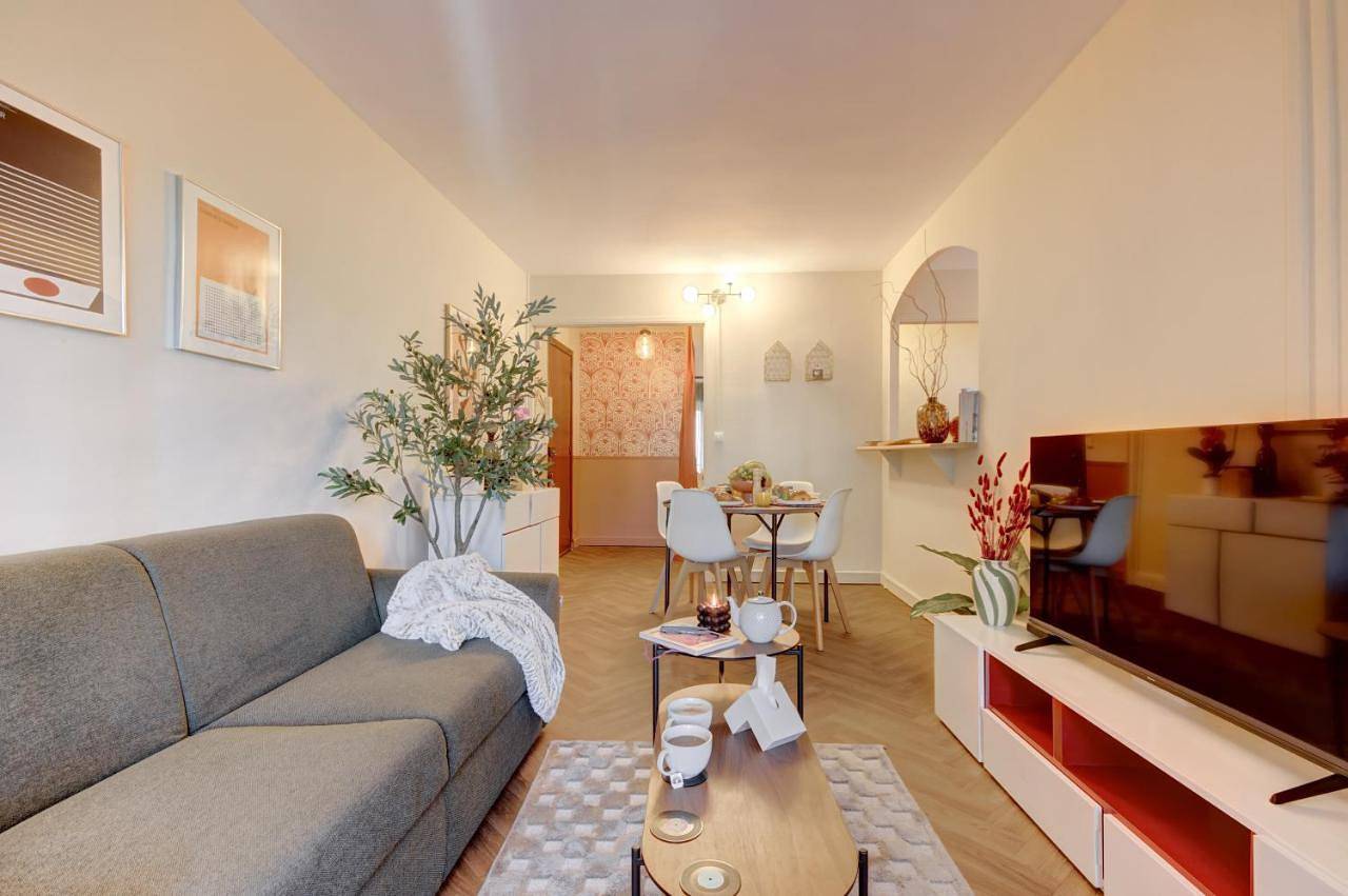 Appartement entier, Cosy appartement Calme rénové proche aéroport gare et mer in Saint-Laurent-du-Var, Côte méditerranéenne (France)