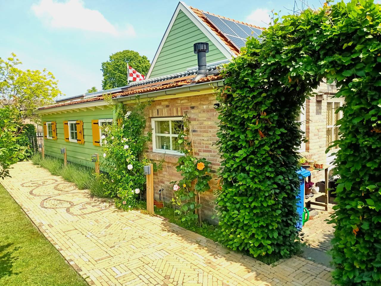 Gelijkvloers 3-persoons appartement met uilen in de achtertuin in Kaatsheuvel in Kaatsheuvel, Noord-Brabant