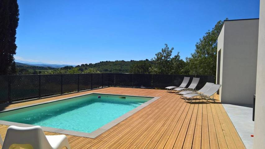 Location de vacances pour 6 personnes, avec vue ainsi que piscine et jardin à Verzeille
