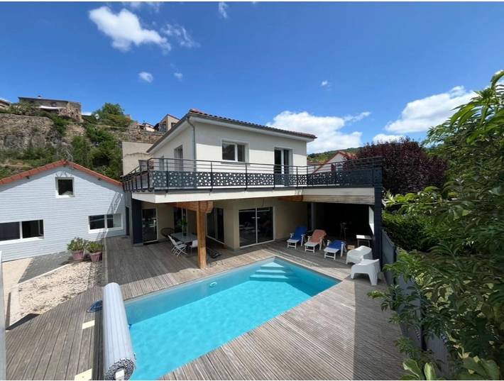 Location de vacances pour 8 personnes, avec piscine et vue ainsi que terrasse et jardin, animaux acceptés à Mirefleurs