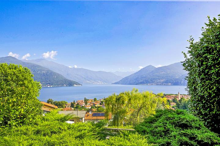 Ferienhaus für 4 Personen, mit Terrasse und Garten sowie Seeblick und Ausblick