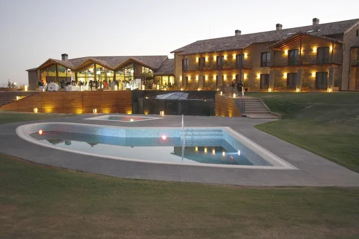 Hotel para 10 personas, con jardín y sauna además de terraza y jacuzzi - 1