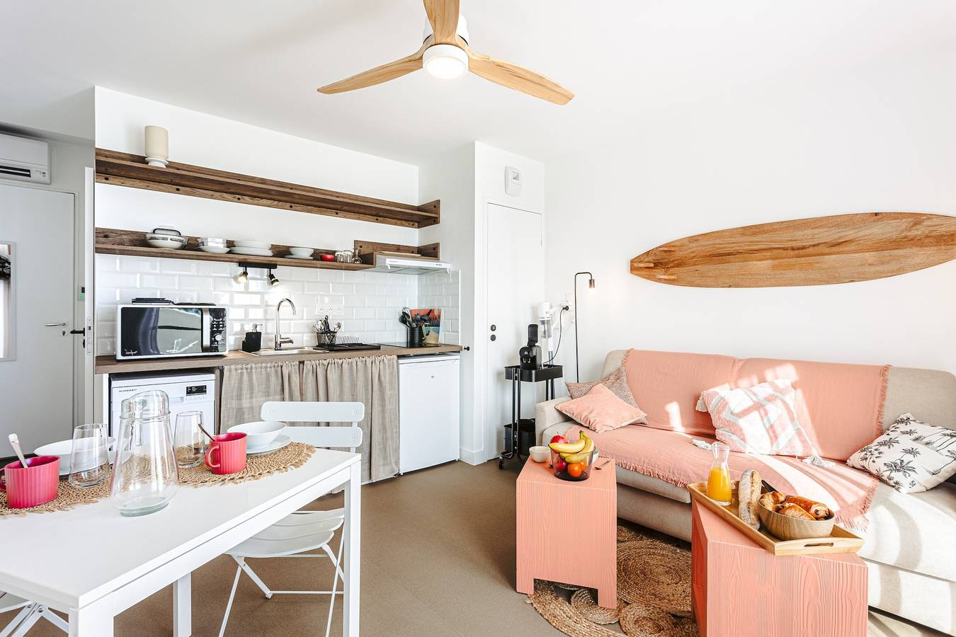 Entire studio, Studio Les Pins with Sea View, Private Terrace, and Wi-Fi in Rivedoux-Plage, La Rochelle region