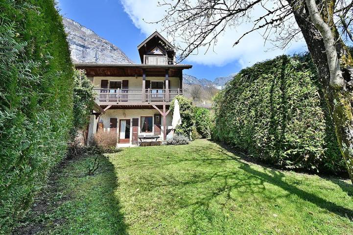 Location de vacances pour 12 personnes, avec jardin et balcon à La Balme-de-Thuy