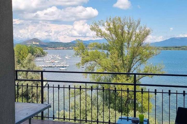 Ganze Wohnung, Ferienwohnung mit Klimaanlage und Balkon mit Seeblick in Dormelletto, Lago Maggiore (Piemont)