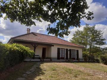 Gîte pour 8 personnes, avec jardin et vue à Vailhourles