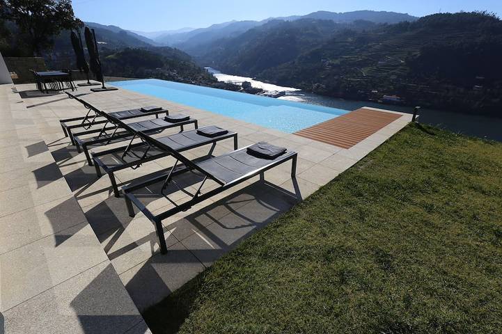 Location de vacances pour 8 personnes, avec piscine dans Ribadouro