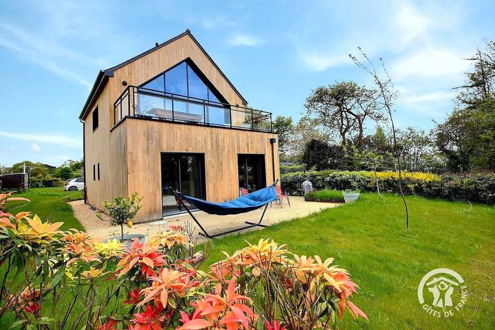 Gîte pour 6 personnes, avec Terrasse ainsi que Jardin et Vue dans Plage de Bréhec