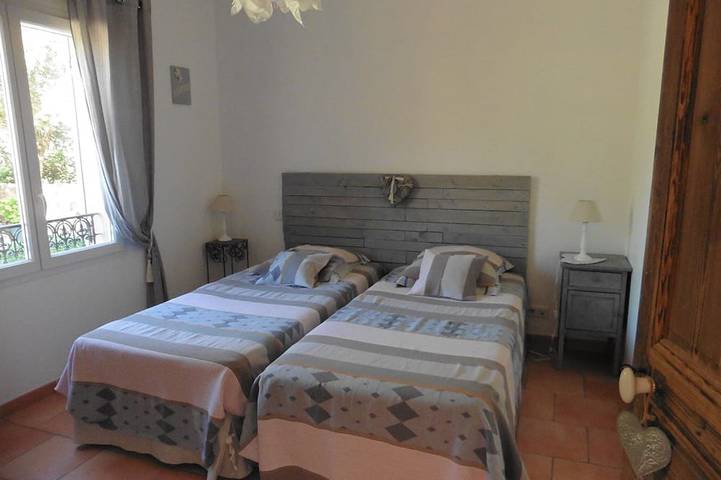 Gîte pour 4 personnes, avec terrasse et jardin à Rognes - 2