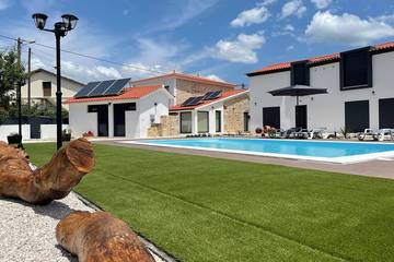Gîte pour 16 personnes, avec jardin dans Santiago da Guarda