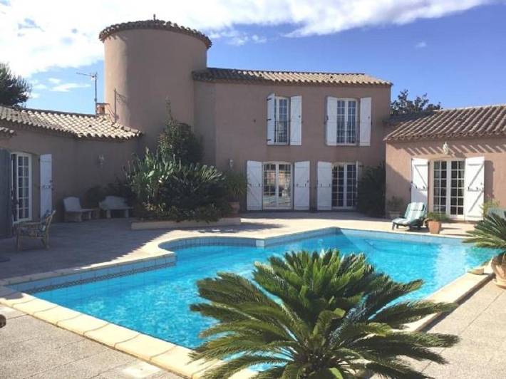 Ferienhaus für 14 Personen, mit Terrasse und Garten sowie Pool und Ausblick in Bompas
