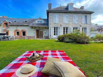 Gîte pour 16 personnes, avec balcon et jardin à Gavray