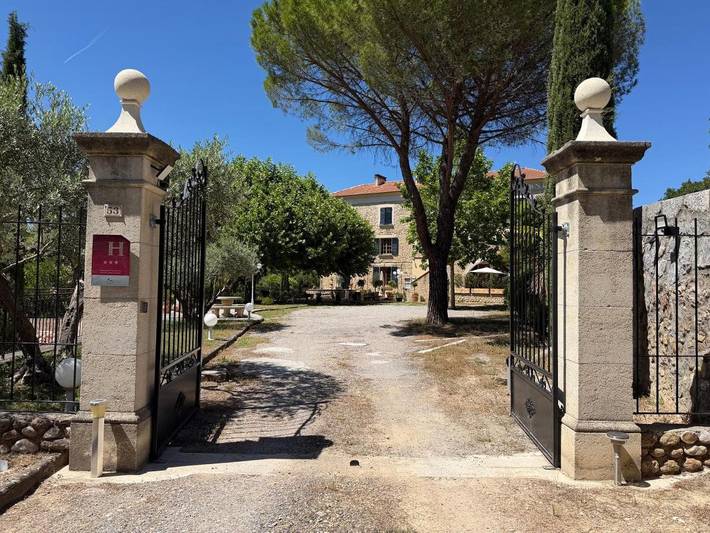 Hôtel pour 2 personnes, avec piscine ainsi que terrasse et jardin