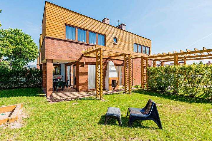 Ferienhaus für 8 Personen, mit Terrasse und Garten in Sarbinowo