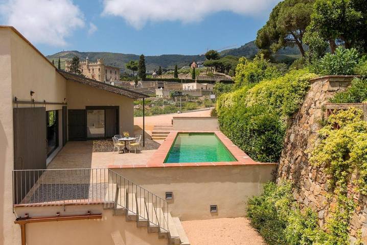 Location de vacances pour 12 personnes, avec piscine et jardin ainsi que vue sur le lac et vue à Alella