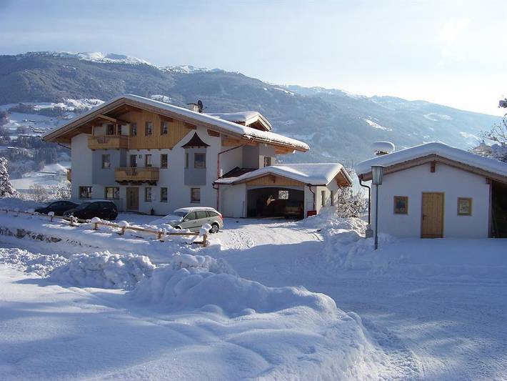 Ferienwohnung für 5 Personen, mit Balkon und Terrasse sowie Garten und Sauna in Kaltenbach