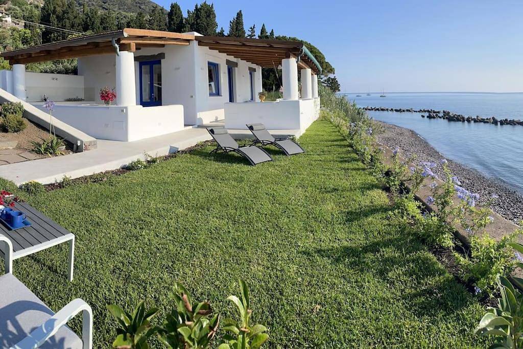 Villa Maris - accesso diretto alla spiaggia in Santa Marina Salina, Salina