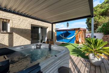 Gîte pour 4 personnes, avec jacuzzi ainsi que jardin et terrasse à Grosseto-Prugna