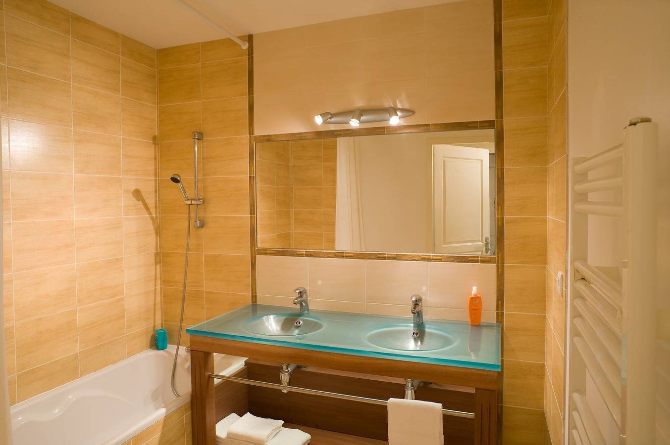 Appartement entier, Appartement de vacances pour 6 personnes avec balcon/terrasse in L'Aiguillon-sur-Vie, Vallée de la Loire