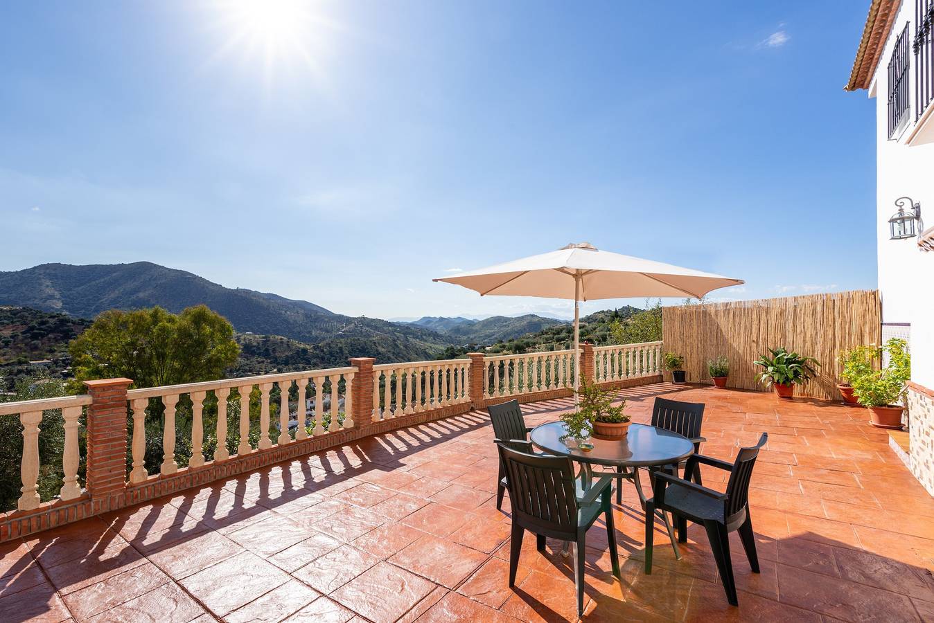 Casa de vacaciones 'Casa Mari' con vistas a la montaña, Wi-Fi, balcón, jardín, terraza y piscina in Almogía, Provincia de Málaga
