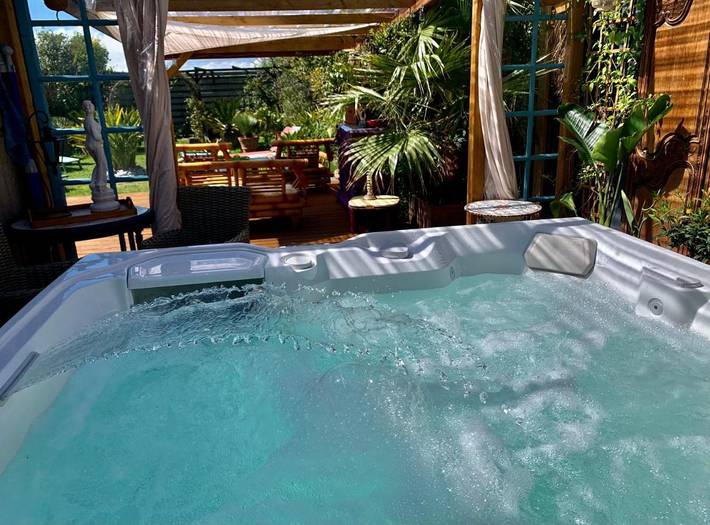 Location de vacances pour 4 personnes, avec Jacuzzi et Terrasse ainsi que Jardin et Vue dans Plage des Gougins