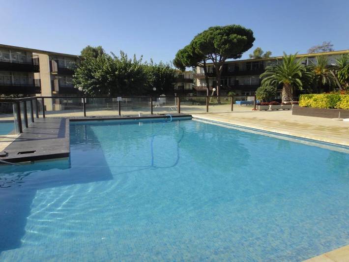 Appartement de vacances pour 4 personnes, avec piscine et vue ainsi que jardin et bassin pour enfant