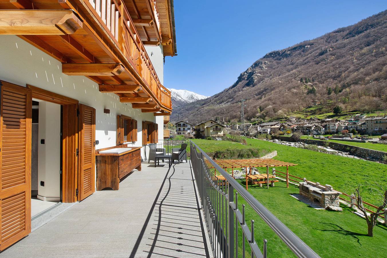 Ολόκληρο το διαμέρισμα, Holiday Apartment "Cucu - 3" with Mountain View, Shared Terrace & Wi-Fi in Lillianes, Comune di Lillianes