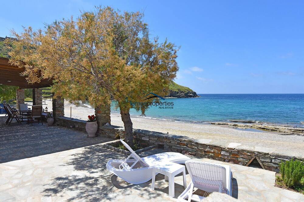 La \"Stone Beach House\" proprio sulla spiaggia di Kampi, vicino a Koundouros in Kea
