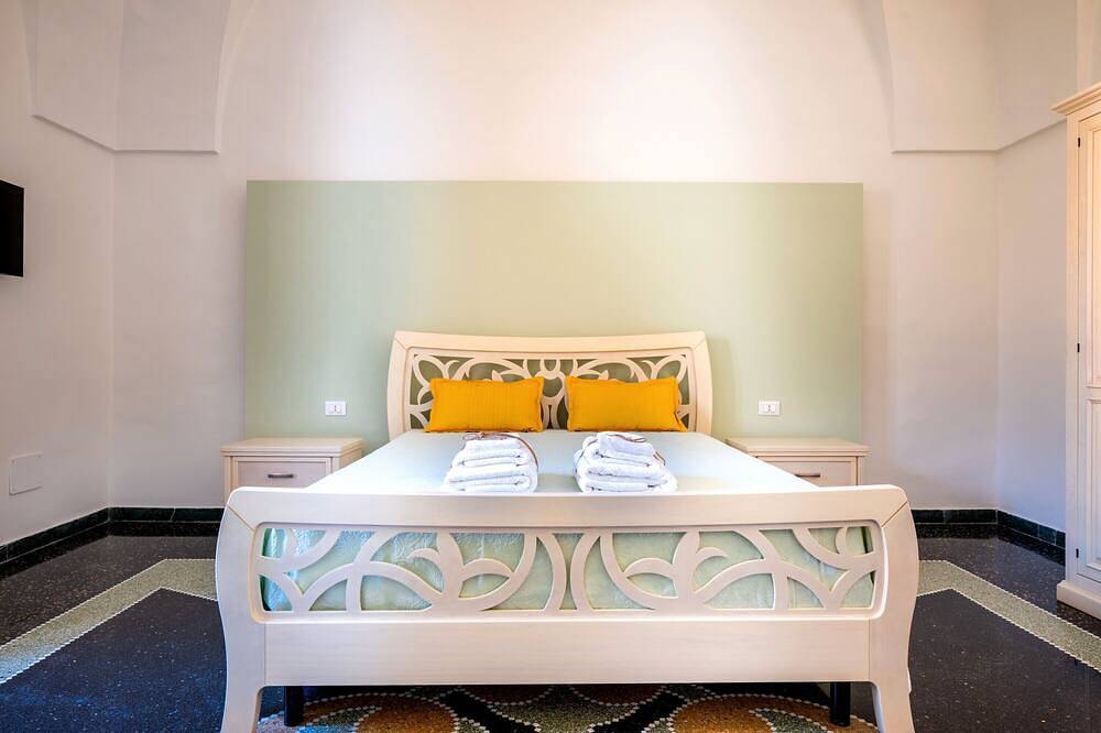 Entire apartment, Room 'Primo Piano - Camera 1' with Private Garden, Wi-Fi and Air Conditioning in Pulsano, Gulf of Taranto