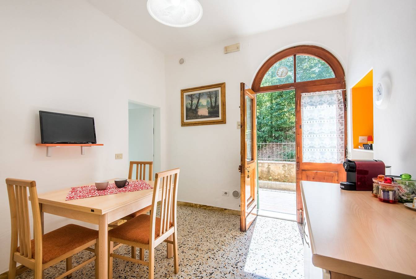 Entire apartment, Apartment 'Podere San Lorenzo' with Private Garden and Wi-Fi in Siena, Siena Province