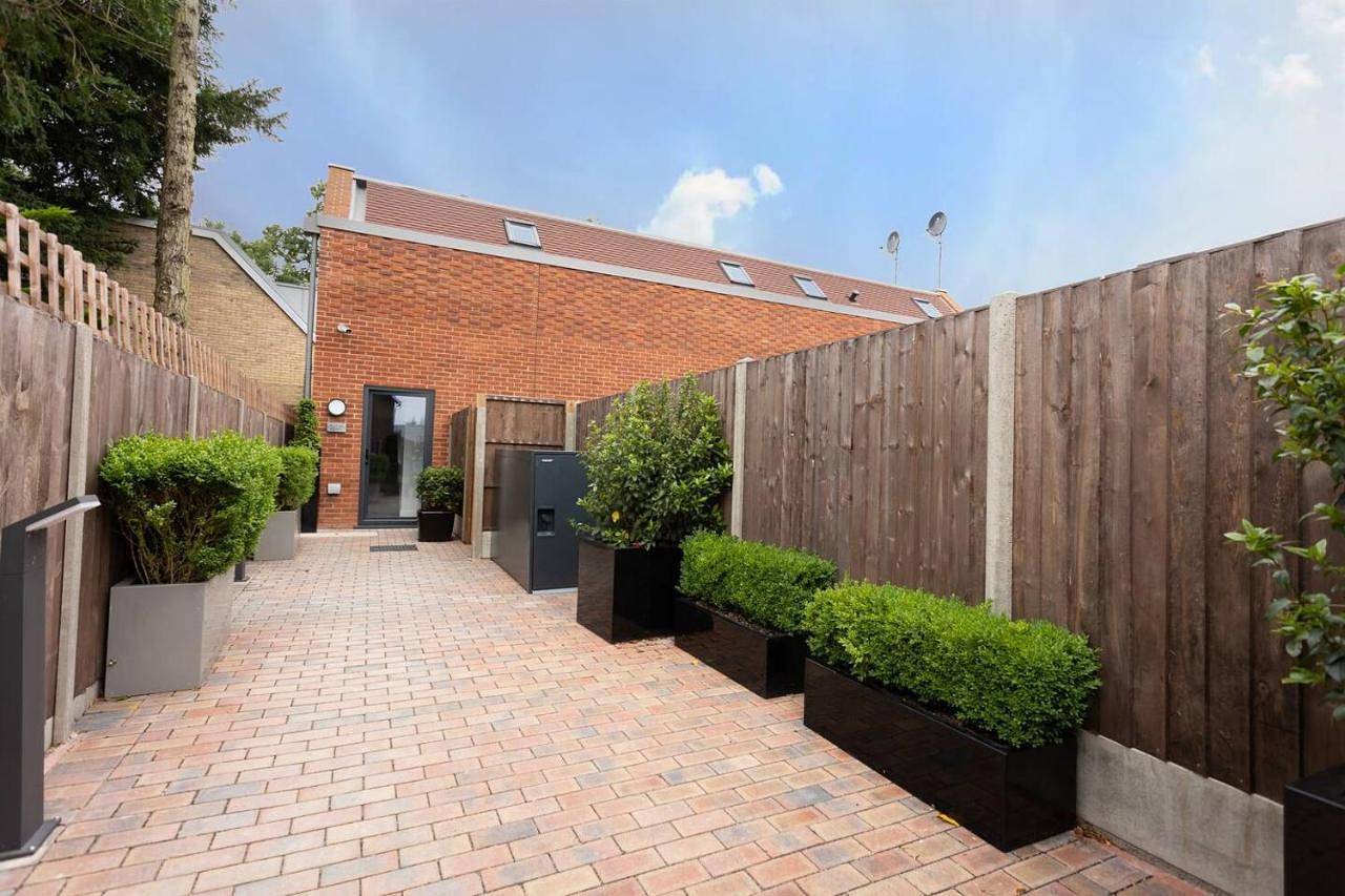 One-Bedroom Apartment in Harrow, Londres