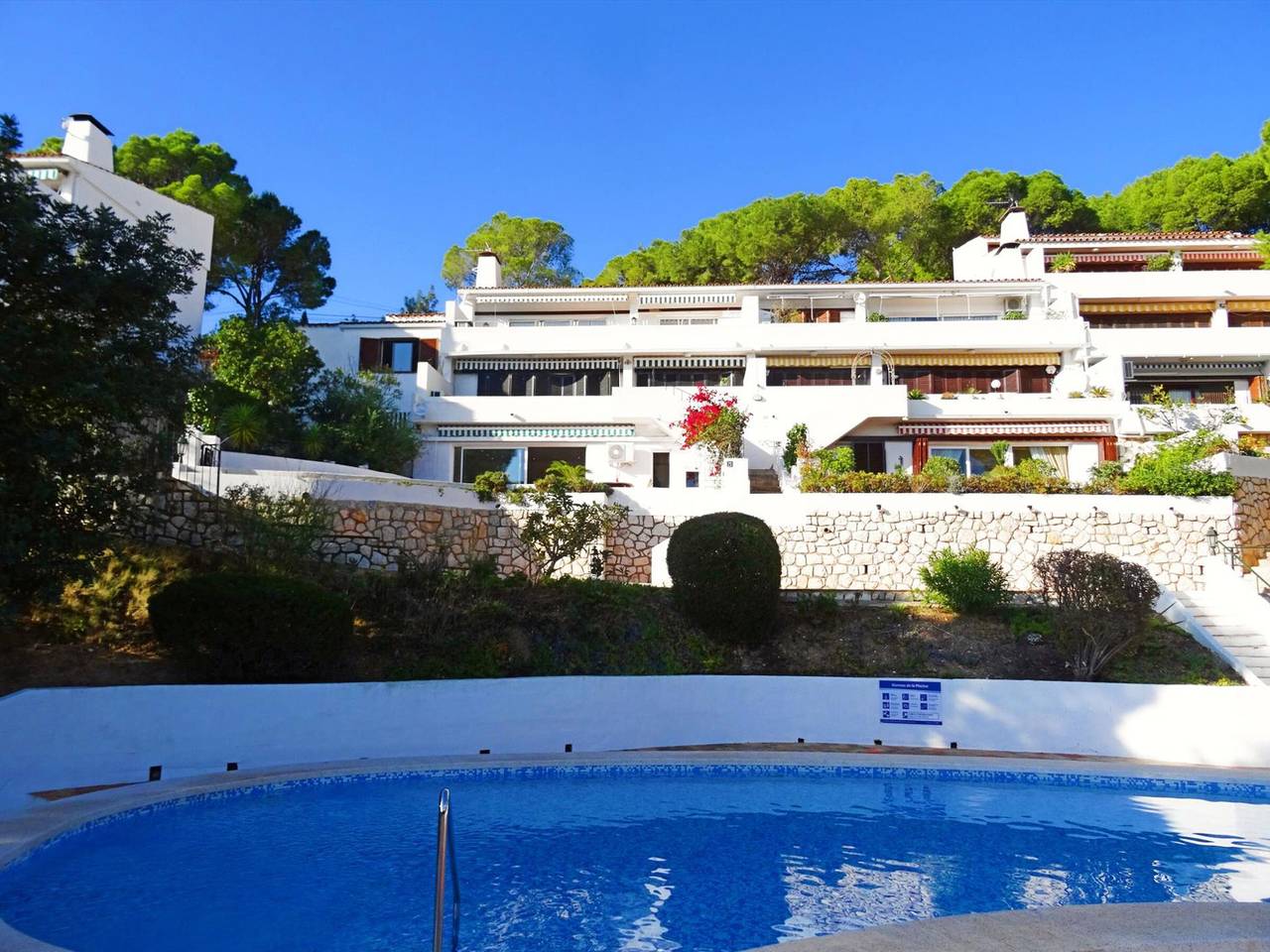 Apartamento entero, Apartamento renovado en Altea con terraza, vista al golf y piscina comunitaria in Altea La Vella, Altea