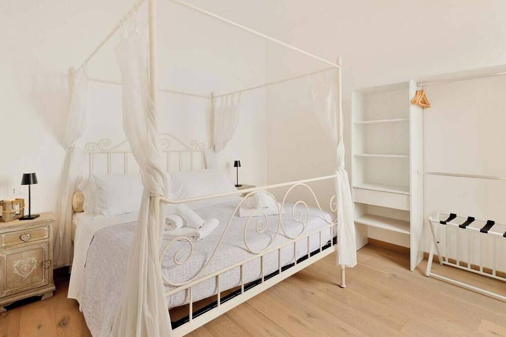 Entire apartment, Welcome to Oltremare, a beautiful residence with a breathtaking panoramic sea view for an unforgettable stay. Perfect for a romantic getaway, a family holiday or a relaxing break, Oltremare will welcome you with its modern and refined décor, designed to in Manarola, Riomaggiore Municipality