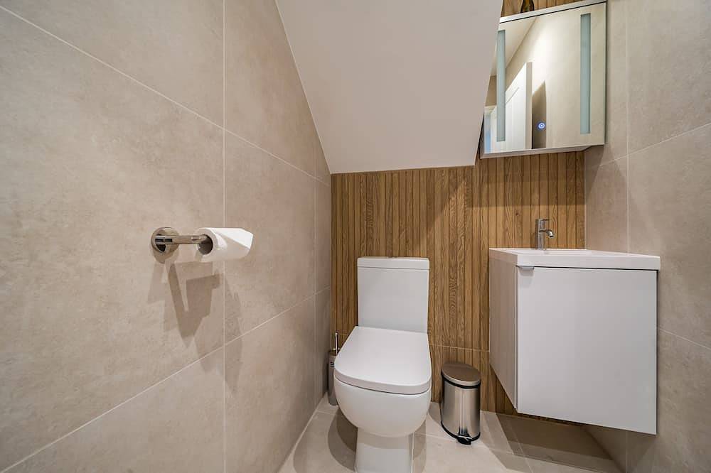 Cosy Barn with Private Sauna, King size & Ev Charger in Surrey