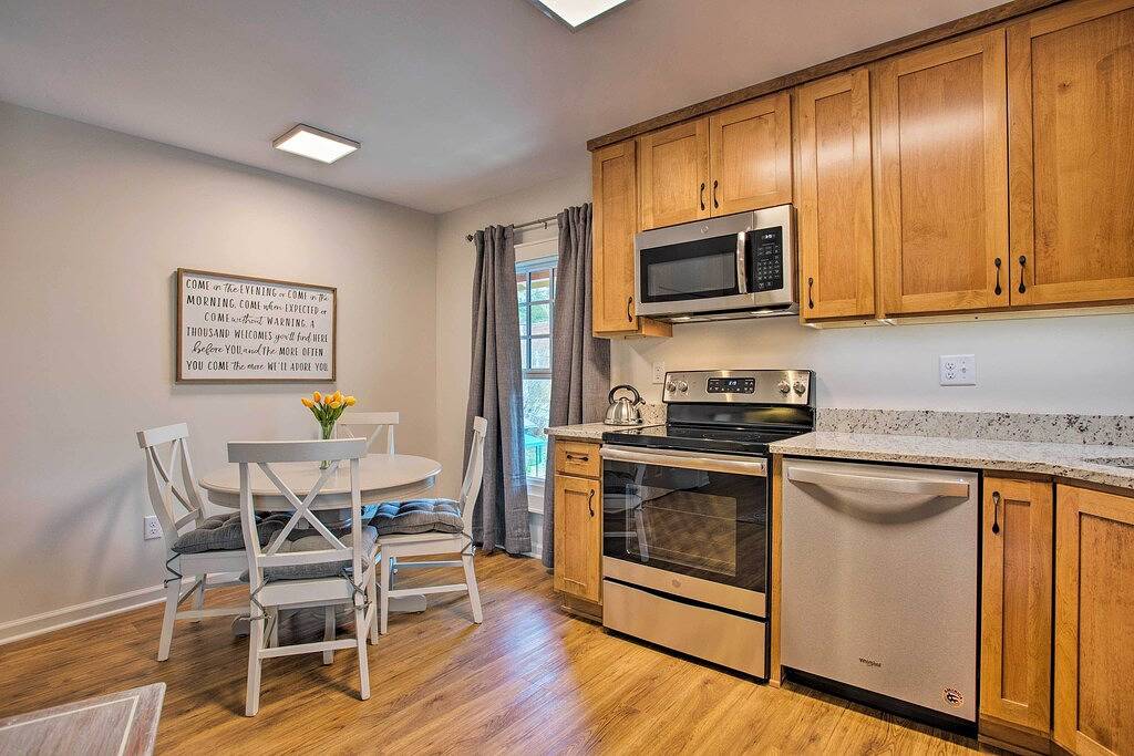 Ganze Wohnung, Neu! Ideal gelegenes Saluda Apartment in der Main Street! in Saluda, Polk County NC
