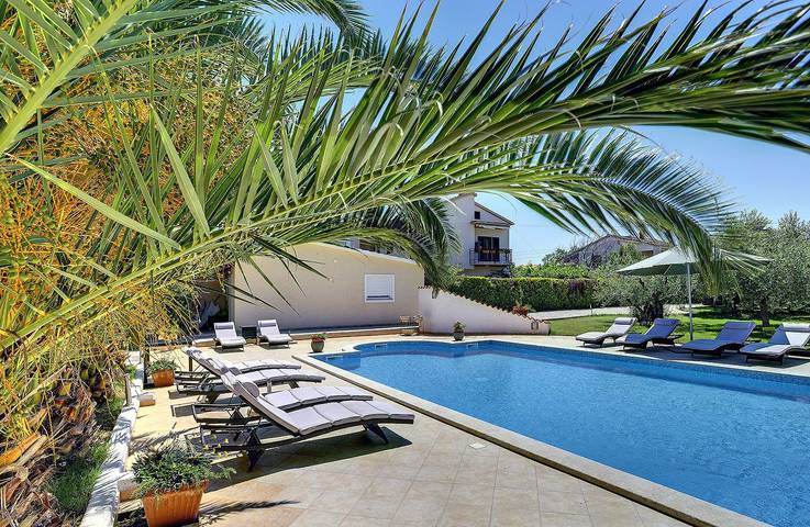 Ferienwohnung für 8 Personen, mit Terrasse und Garten sowie Pool in Pula-Medulin