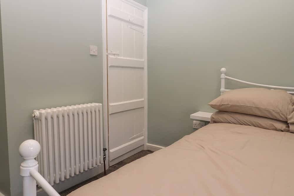 Star Cottage, pet friendly, character holiday cottage in Eastbourne in Eastbourne, East Sussex