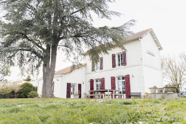 Gîte pour 15 personnes, avec jardin ainsi que terrasse et jacuzzi dans Remouillé