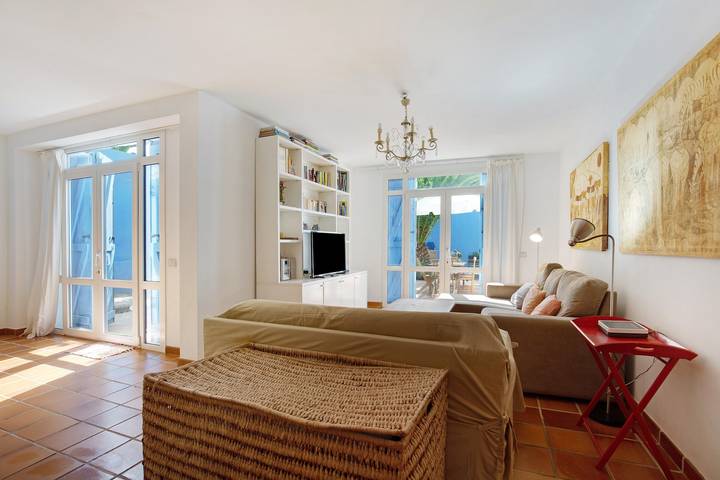 Vacation Home "Villa Lucila" with Sea View, Garden & Wi-Fi in Corralejo, La Oliva