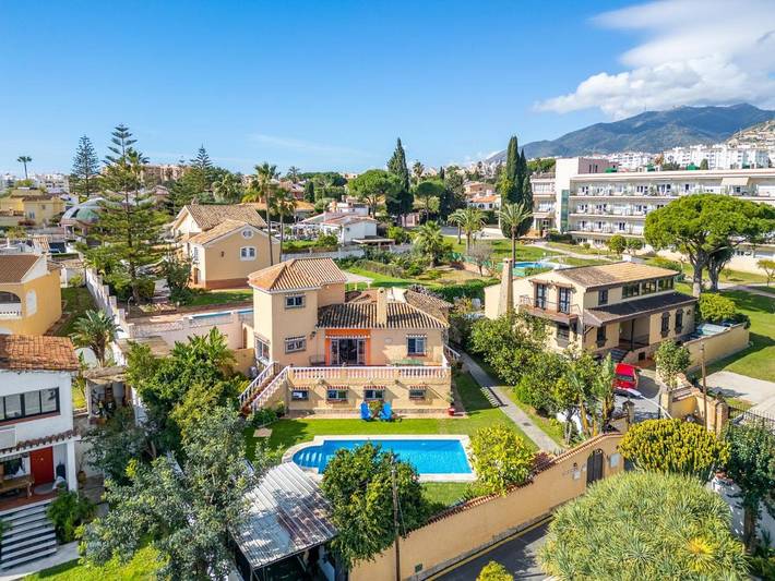 Apartamento para 14 personas, con piscina además de vistas y jardín en Arroyo de La Miel