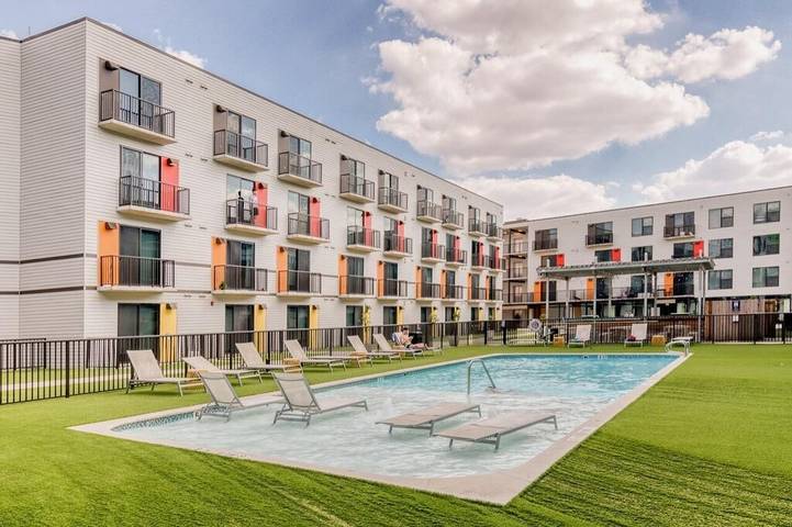 Loft for 2 people, with balcony and yard as well as pool in Houston