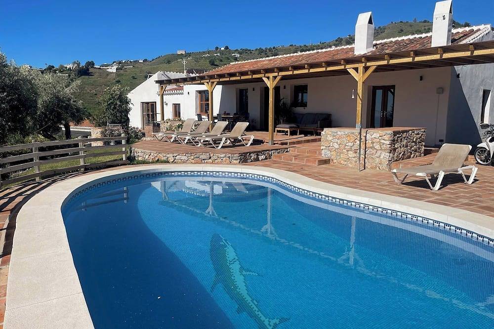 Geräumige 4-Schlafzimmer-Villa mit Pool und fantastischem Ausblick!! in Frigiliana, Costa del Sol